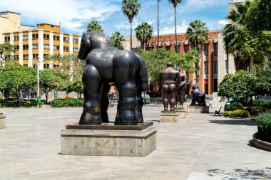 Medellin, Antioquia, Kolombiya. 19 Temmuz 2020: Antioquia Müzesi ve Plaza Botero heykelleri. 