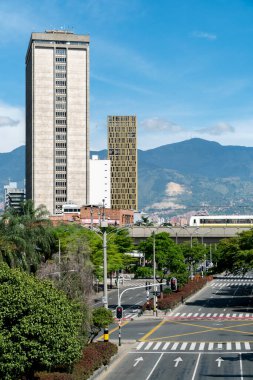 Medellin, Antioquia, Kolombiya. 19 Temmuz 2020: Metro de Medellin ile Adliye ve La Libertad binası.