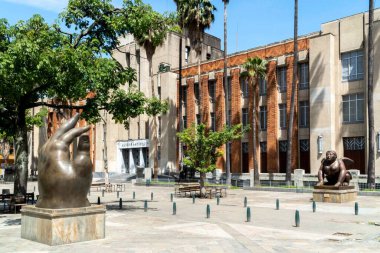 Medellin, Antioquia, Kolombiya. 19 Temmuz 2020: Antioquia Müzesi ve Plaza Botero heykelleri. 