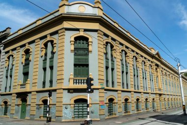 Medellin, Antioquia, Kolombiya. 19 Temmuz 2020: Güzel mavi gökyüzü ve koloni mimarisi ile şehir tramvayı.