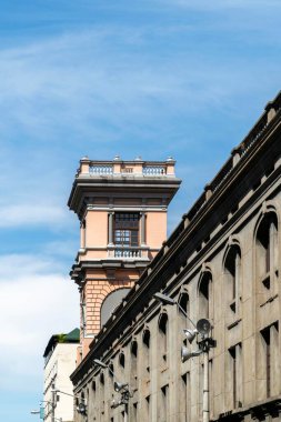 Antioquia Üniversitesi oditoryumunun pembe kulesi. Medellin, Antioquia, Kolombiya.