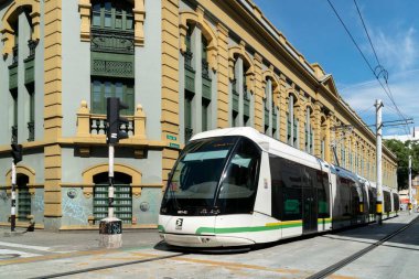 Medellin, Antioquia, Kolombiya. 19 Temmuz 2020: Güzel mavi gökyüzü ve koloni mimarisi ile şehir tramvayı.