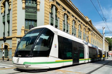 Medellin, Antioquia, Kolombiya. 19 Temmuz 2020: Güzel mavi gökyüzü ve koloni mimarisi ile şehir tramvayı.