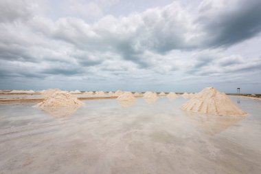 Cabo de la Vela 'daki Salinas de Manaure manzarası. Guajira, Kolombiya. 