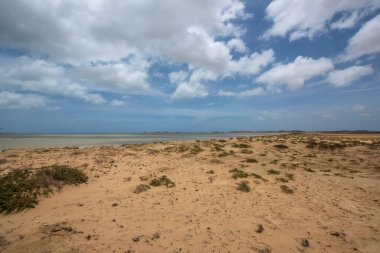 Baha Portete Ulusal Parkı 'nda büyük taşlar ve gökyüzü. Guajira, Kolombiya