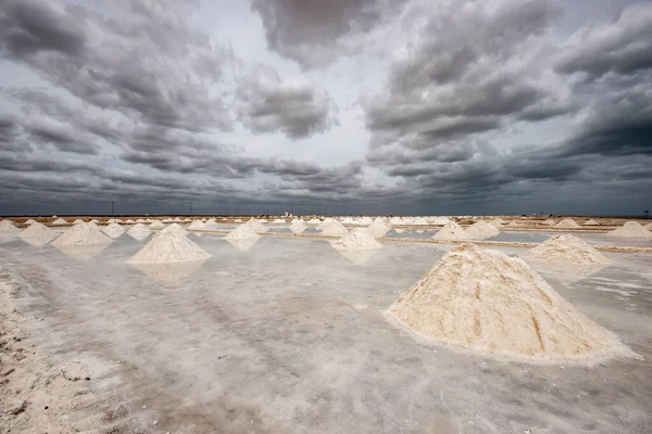 Cabo de la Vela 'daki Salinas de Manaure manzarası. Guajira, Kolombiya. 