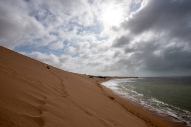 Punta Gallinas ve kum tepelerinde bir sahil. Guajira, Kolombiya. 