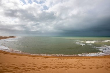 Punta Gallinas ve kum tepelerinde bir sahil. Guajira, Kolombiya. 