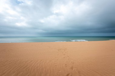 Punta Gallinas ve kum tepelerinde bir sahil. Guajira, Kolombiya. 
