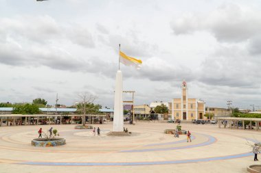Uribia, Guajira, Kolombiya 'da mavi gökyüzü olan ana park ve kilise..