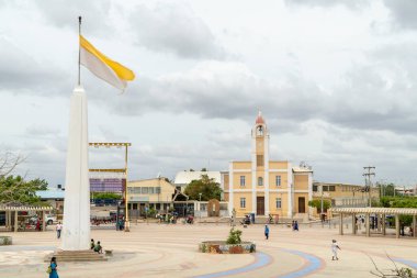 Uribia, Guajira, Kolombiya 'da mavi gökyüzü olan ana park ve kilise..