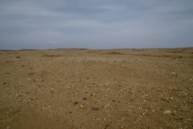 Cabo de la Vela sahilinde sahil. Gökyüzü ve tepe. Guajira, Kolombiya. 