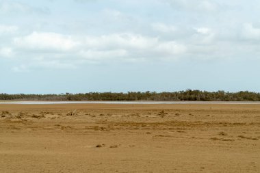 Cabo de la Vela sahilinde sahil. Gökyüzü ve tepe. Guajira, Kolombiya. 