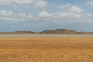 Cabo de la Vela sahilinde sahil. Gökyüzü ve tepe. Guajira, Kolombiya.