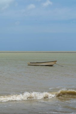Cabo de la Vela plajı ve denizde bir tekne. Guajira, Kolombiya. 
