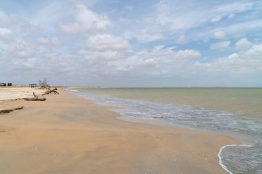 Cabo de la Vela plajı ve denizde bir tekne. Guajira, Kolombiya. 