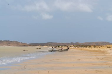 Cabo de la Vela plajı ve denizde bir tekne. Guajira, Kolombiya. 