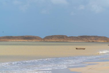 Cabo de la Vela plajı ve denizde bir tekne. Guajira, Kolombiya. 