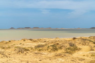Güneşli bir günde panoramik manzara, Cabo de la Vela plajı. Guajira, Kolombiya