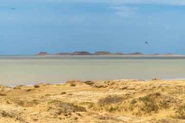 Güneşli bir günde panoramik manzara, Cabo de la Vela plajı. Guajira, Kolombiya
