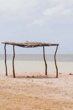 Cabo de la Vela plajının panoramik manzarası ve deniz yatı. Guajira, Kolombiya