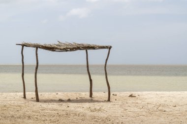 Cabo de la Vela plajının panoramik manzarası ve deniz yatı. Guajira, Kolombiya