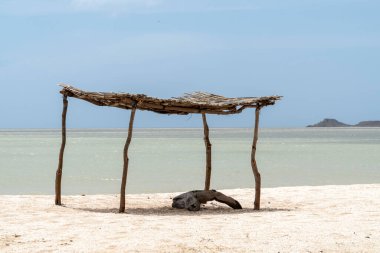 Cabo de la Vela plajının panoramik manzarası ve deniz yatı. Guajira, Kolombiya