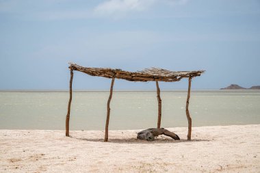Cabo de la Vela sahilinde küçük bir saman kulübesi. Guajira, Kolombiya.