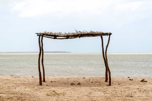 Cabo de la Vela plajının panoramik manzarası ve deniz yatı. Guajira, Kolombiya