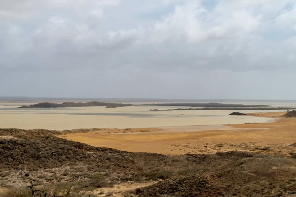 Cabo de la Vela sahilinde küçük bir saman kulübesi. Guajira, Kolombiya.