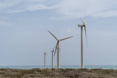Jepirachi rüzgar parkında rüzgar türbinleri, Cabo de la Vela. Guajira, Kolombiya. 