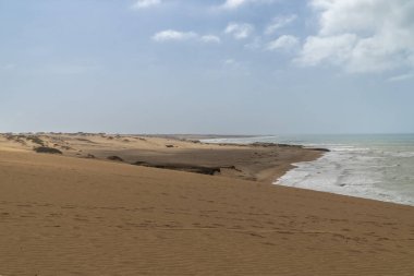 Taroa çölünde kum tepeleri ve deniz. Guajira, Kolombiya. 