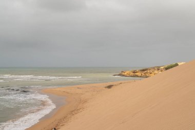 Taroa çölünde kum tepeleri ve deniz. Guajira, Kolombiya. 