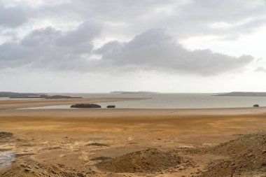 Punta Gallinas plajı ve manzarasında bulutlu bir gün. Guajira, Kolombiya.