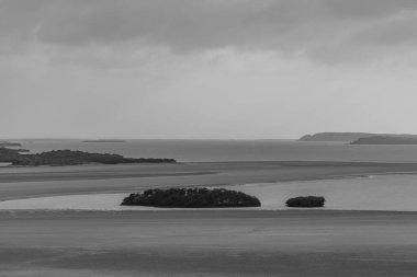 Punta Gallinas plajı ve manzarasında bulutlu bir gün. Guajira, Kolombiya.