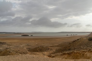 Punta Gallinas plajı ve manzarasında bulutlu bir gün. Guajira, Kolombiya.