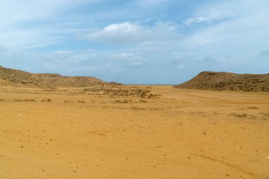 Punta Gallinas çölünde panoramik ve kurak bir manzara. Guajira, Kolombiya. 