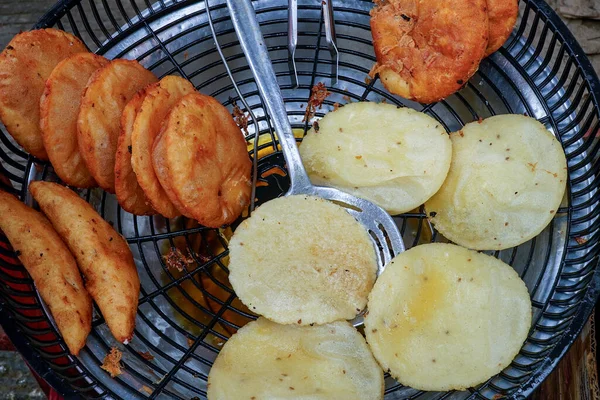 Läcker Colombiansk Mat Ägg Arepa Och Sked För Stekning — Stockfoto