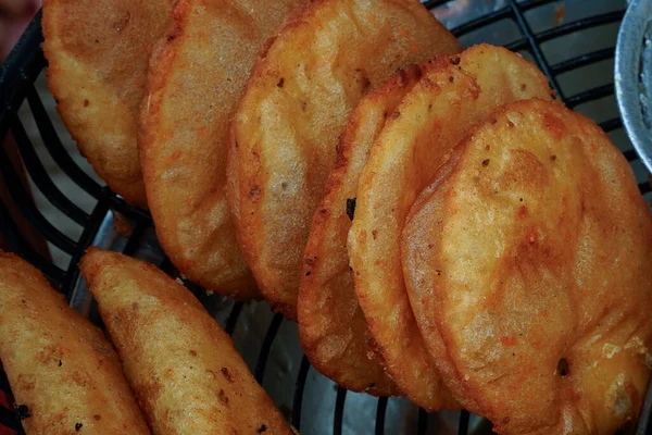 Läcker Colombiansk Mat Ägg Arepa Och Sked För Stekning — Stockfoto