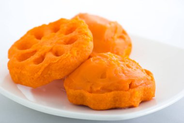 Solteritaların beyaz arkaplanda yakın plan görüntüsü.