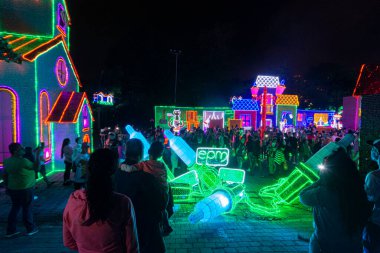 Aile kutlaması için rakamlarla Noel ışıkları. Medellin, Antika, Kolombiya.