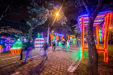 Aile kutlaması için rakamlarla Noel ışıkları. Medellin, Antika, Kolombiya.