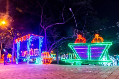 Aile kutlaması için rakamlarla Noel ışıkları. Medellin, Antika, Kolombiya.