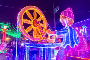 Aile kutlaması için rakamlarla Noel ışıkları. Medellin, Antika, Kolombiya.