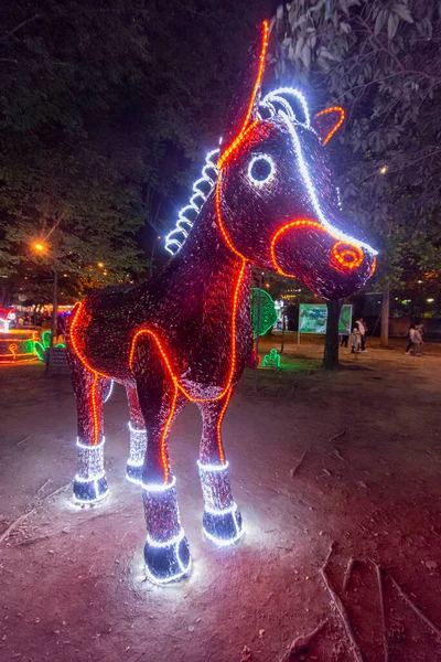 Aile kutlaması için rakamlarla Noel ışıkları. Medellin, Antika, Kolombiya.