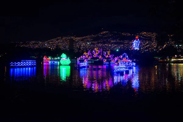 Aile kutlaması için rakamlarla Noel ışıkları. Medellin, Antika, Kolombiya.