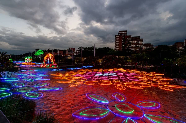 Medellin, Antioquia, Kolombiya. 7 Aralık 2022: Medellin nehrinin üzerinde EnCANTO temalı Noel ışıkları.
