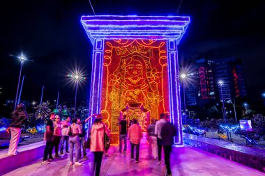 Medellin, Antioquia, Kolombiya. 7 Aralık 2022: Disney filmi Büyüleme temalı Noel Işıkları.