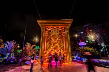 Medellin, Antioquia, Kolombiya. 7 Aralık 2022: Disney filmi Büyüleme temalı Noel Işıkları.