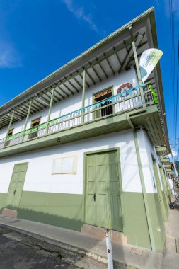 Jardin, Antioquia, Kolombiya. 15 Eylül 2022: Jardn 'daki evlerde geleneksel mimari ve renkli cepheler.